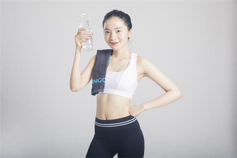 1673562441732464.jpg 攝圖網(wǎng)_500659857_banner_擦汗喝水的運(yùn)動(dòng)女性棚拍(非企業(yè)商用).jpg